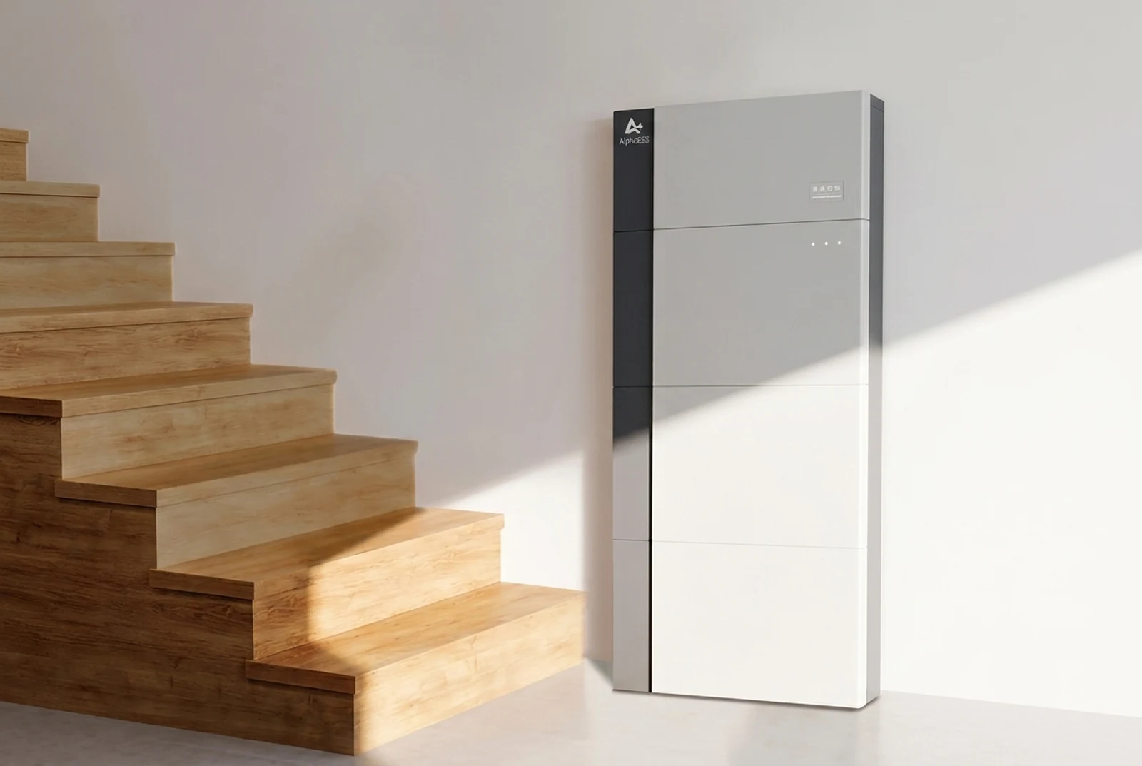 AlphaESS-thuisbatterij als showmodel tegen een witte wand.