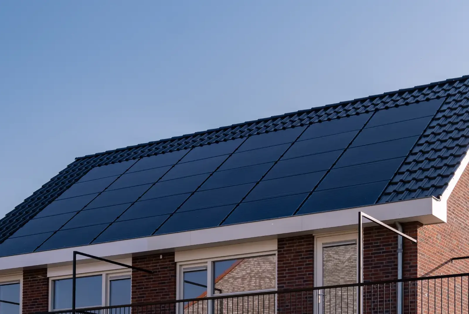 Full-black JA Solar-zonnepanelen op een Nederlands dak.