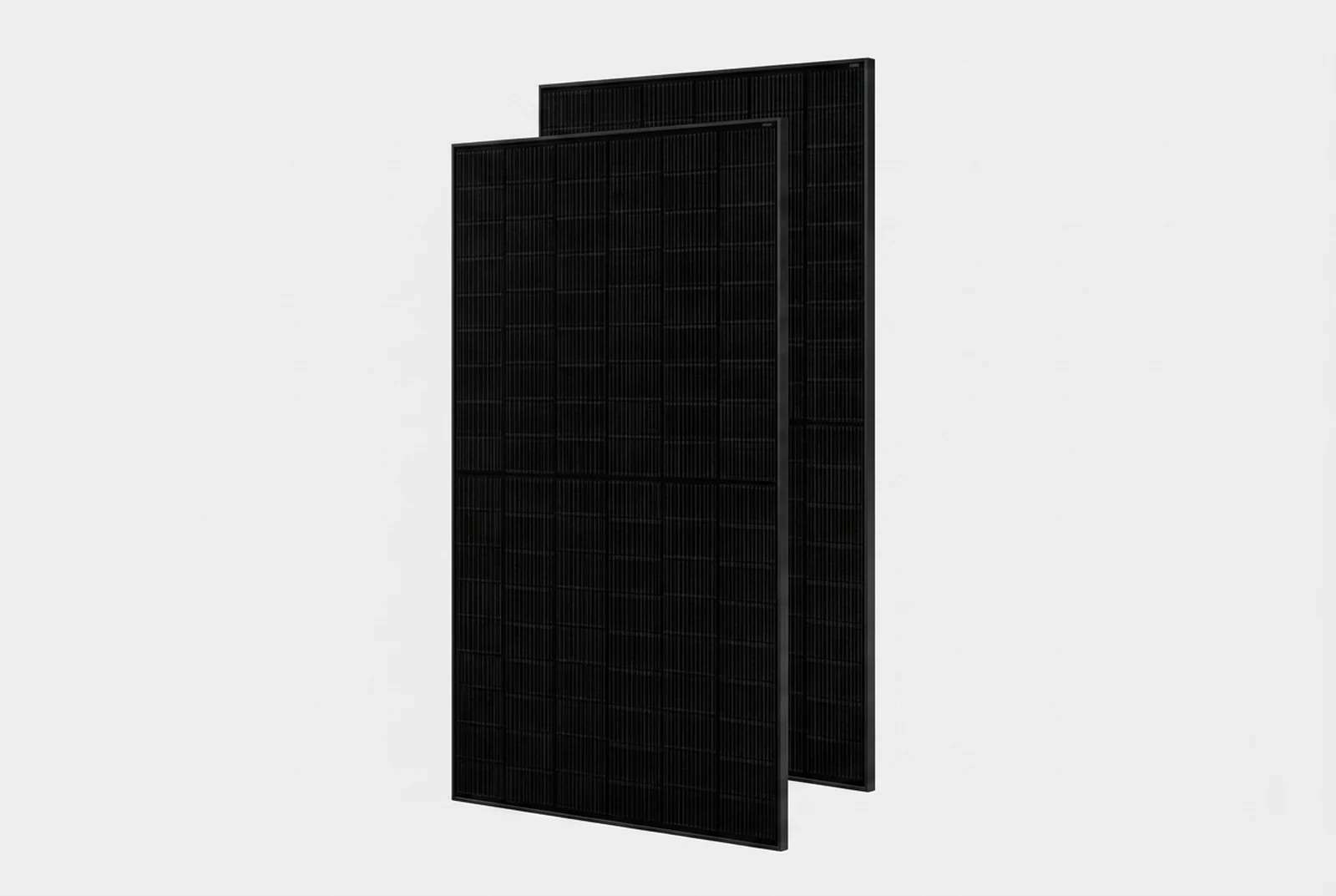Twee full-black JA Solar-zonnepanelen als showmodel tegen een lichtgrijze achtergrond.