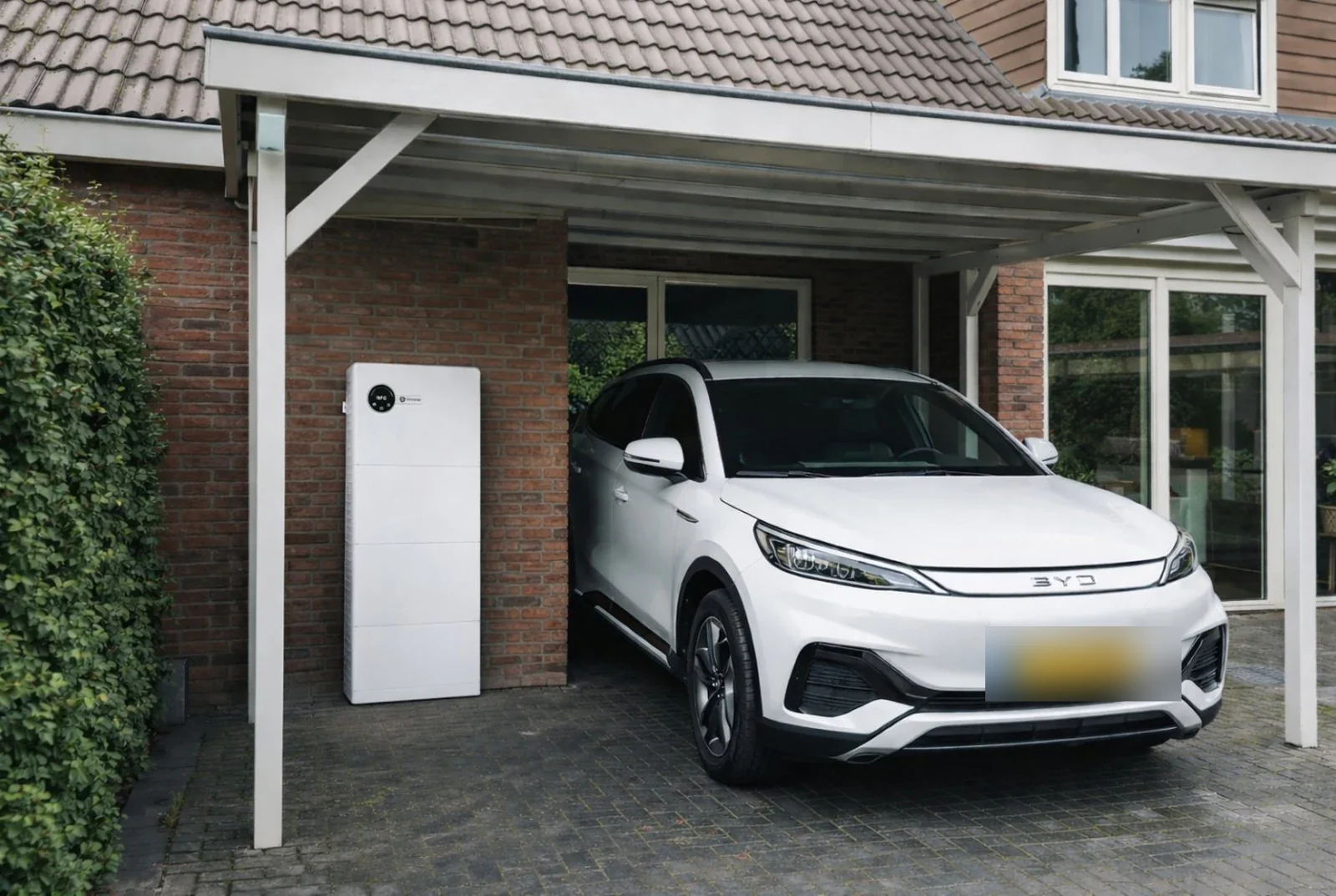 Tureon-thuisbatterij buiten aan de gevel, met een elektrische auto ernaast.